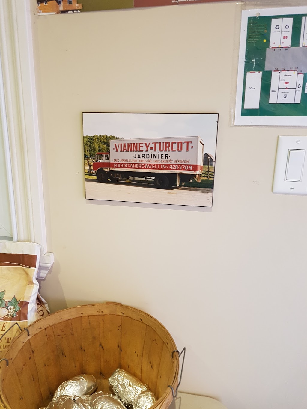Ferme Vianney et Marguerite Turcot Inc. | 1270 Route 321 N, Saint-André-Avellin, QC J0V 1W0, Canada | Phone: (819) 428-3704