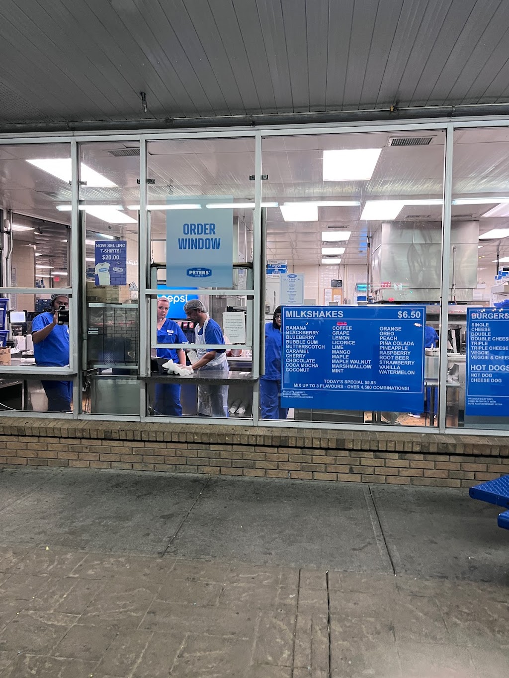 Peters Drive-In | 219 16 Ave NE, Calgary, AB T2E 1J9, Canada | Phone: (403) 277-2747