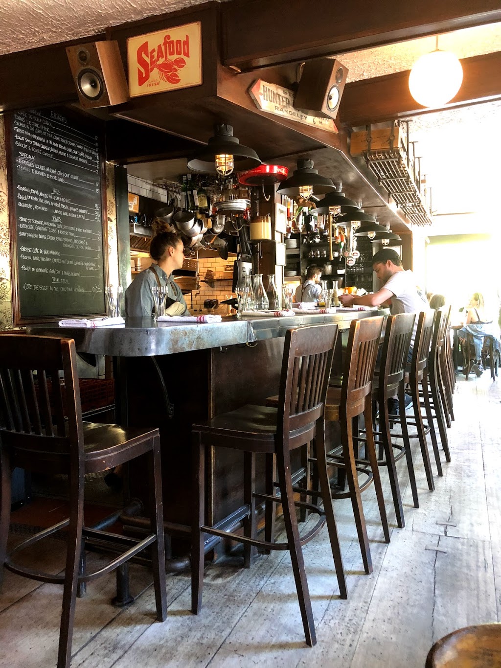 Le Chien Fumant | 4710 Rue De Lanaudière, Montréal, QC H2J 3P7, Canada | Phone: (514) 524-2444