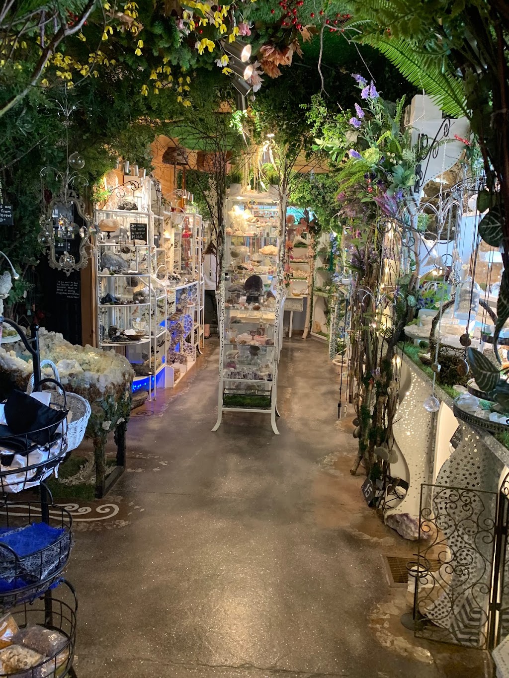 Crystal Cave Mineral Exhibit & Crystal Shoppe | 11077 Hwy 124, South River, ON P0A 1X0, Canada | Phone: (705) 386-7774