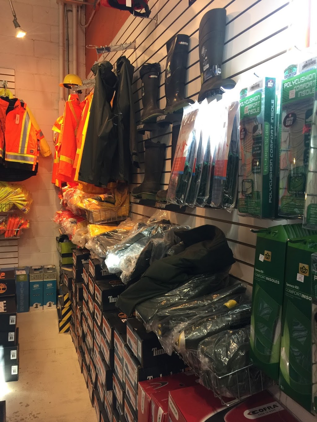 Collins Chaussures de Sécurité | 444 Avenue de la Salle, Montréal, QC H1V 2J1, Canada | Phone: (514) 526-7931
