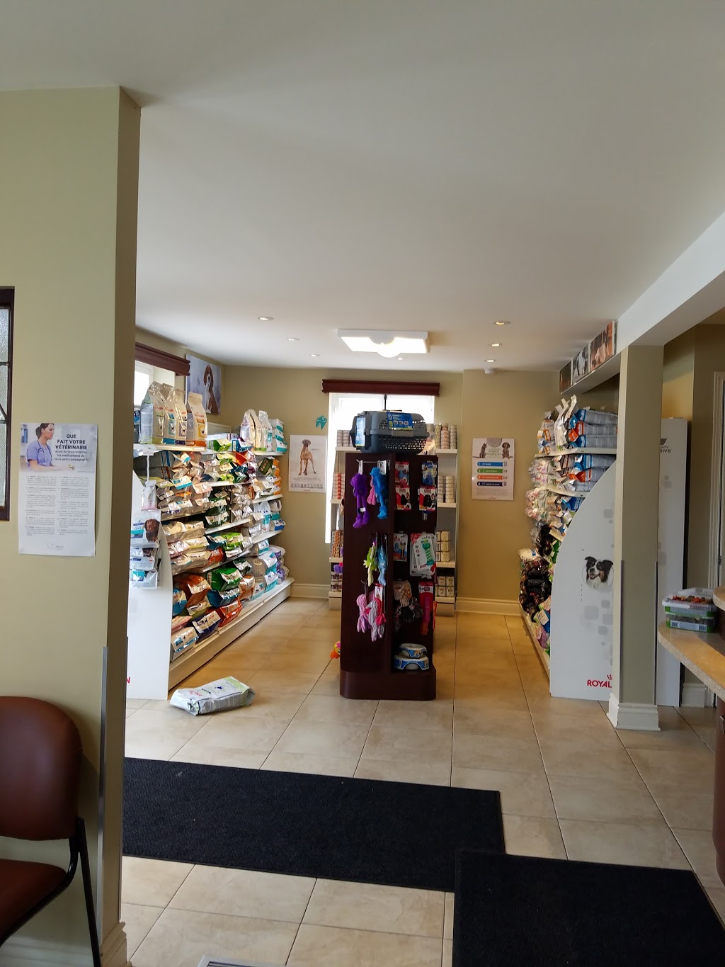 Hôpital Vétérinaire des Trois Lacs | 23 Rue Saint-Michel, Vaudreuil-Dorion, QC J7V 1E9, Canada | Phone: (450) 424-2424