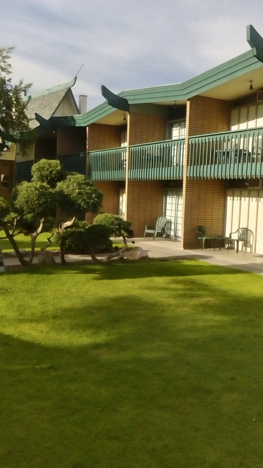 Tiki Village Motor Inn | 2408 34 St, Vernon, BC V1T 5W8, Canada | Phone: (250) 503-5566