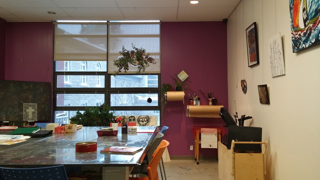 Accueil Bonneau | 427 Rue de la Commune E, Montréal, QC H2Y 1J4, Canada | Phone: (514) 845-3906