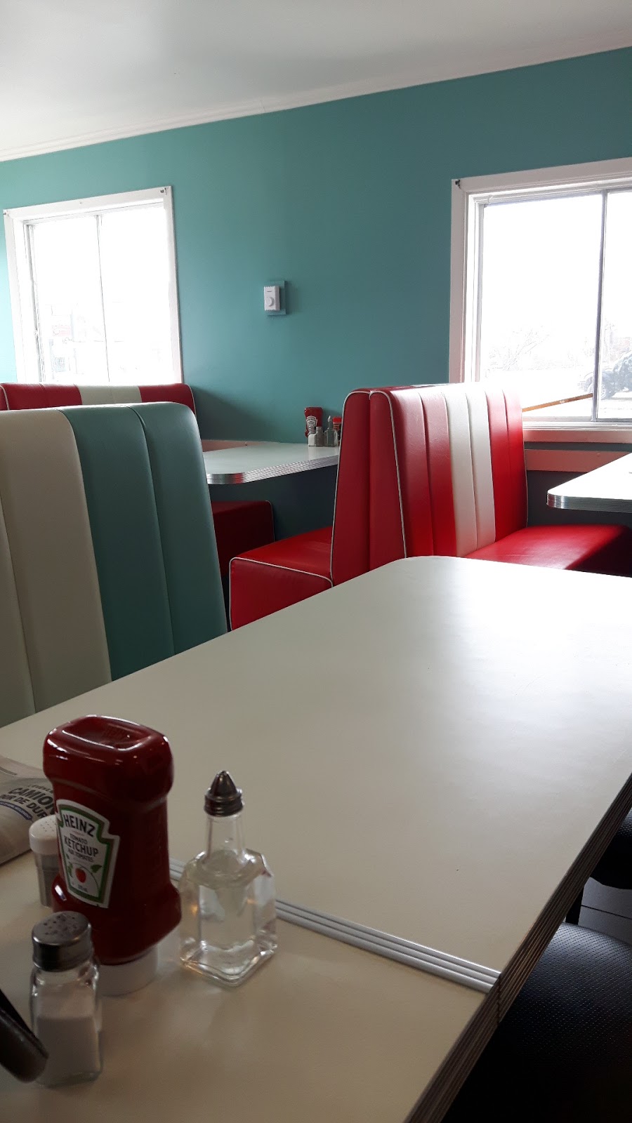 Le Spot A Ben | 195 Route, QC-338, Les Coteaux, QC J7X 1C7, Canada | Phone: (450) 267-1911
