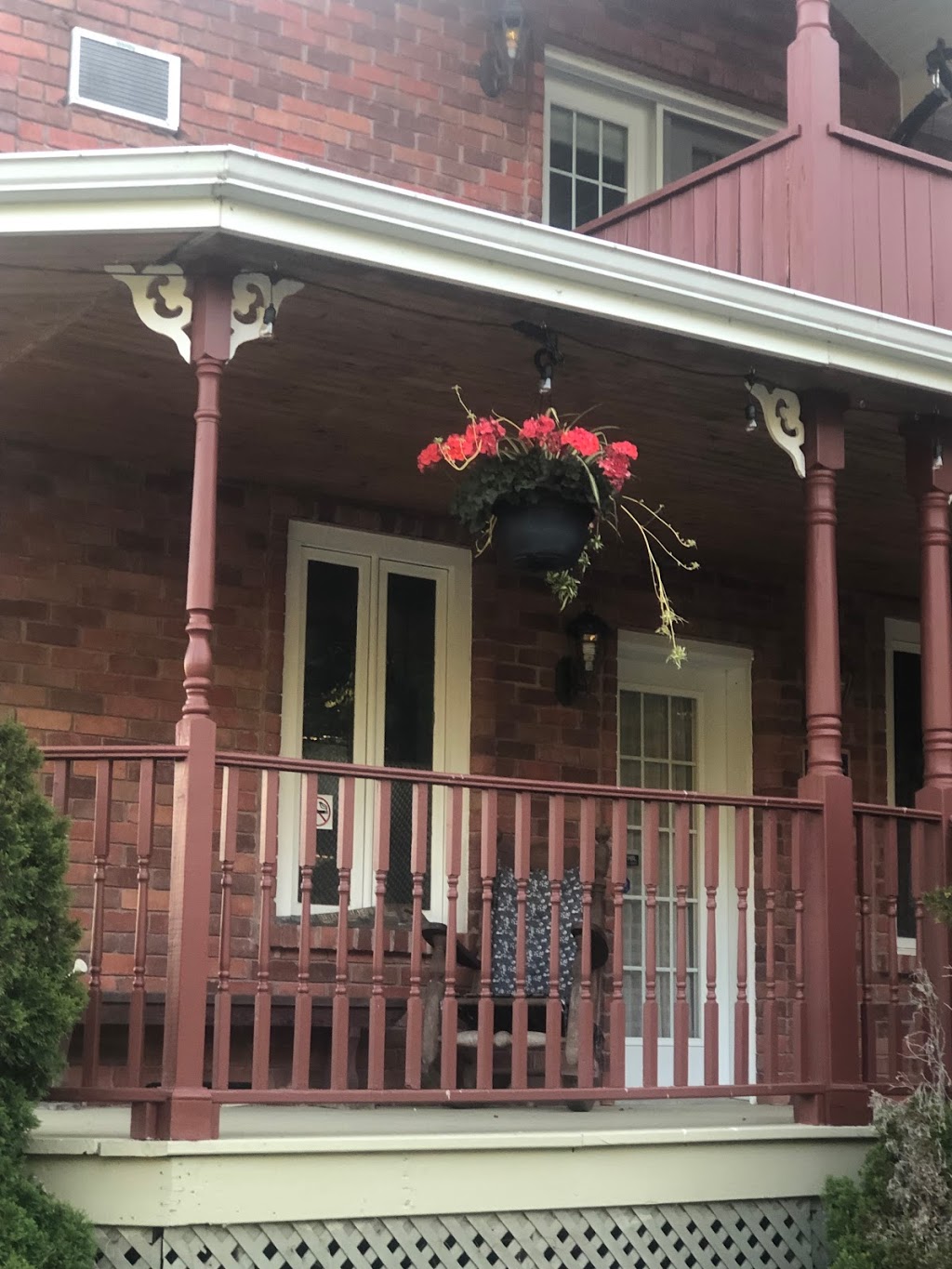 Auberge Le Saint-Bohème | 1397 Chemin de la Mullen, Rivière-Rouge, QC J0T 1T0, Canada | Phone: (819) 275-2796
