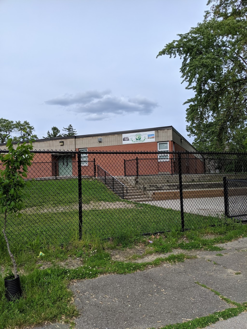 Forest Avenue Public School | 20 Forest Ave, Mississauga, ON L5G 1K7, Canada | Phone: (905) 278-2472
