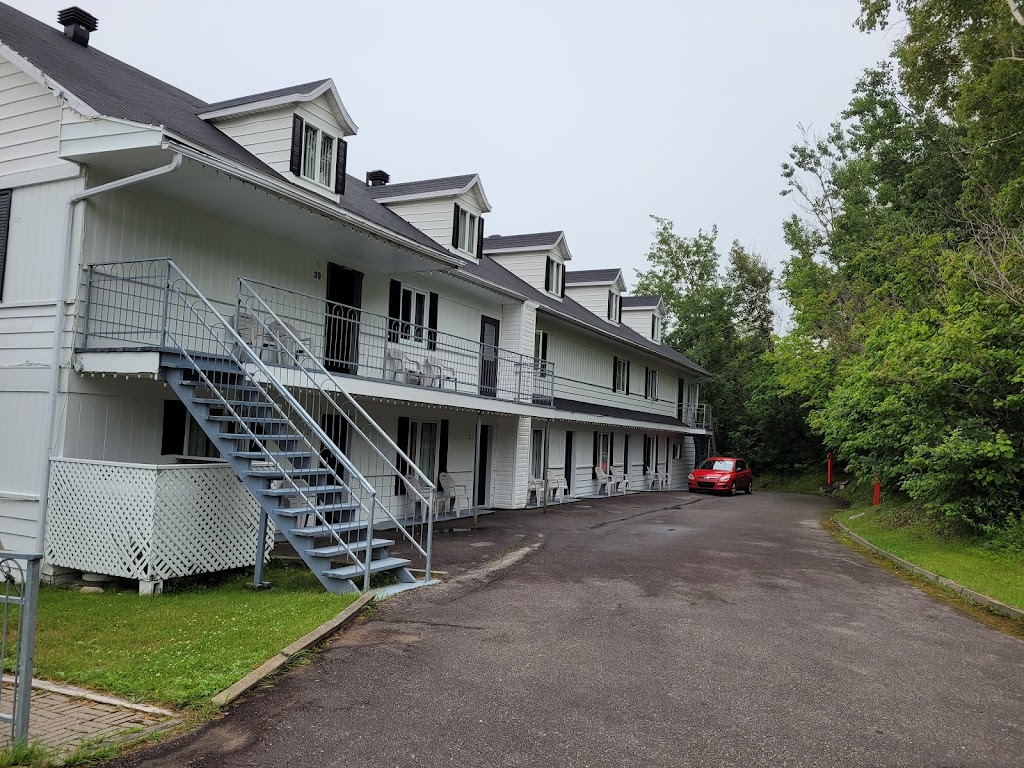 Auberge sur Mer (Motels au bord de leau) | 109 Rue du Quai, Saint-Siméon, QC G0T 1X0, Canada | Phone: (418) 638-2674