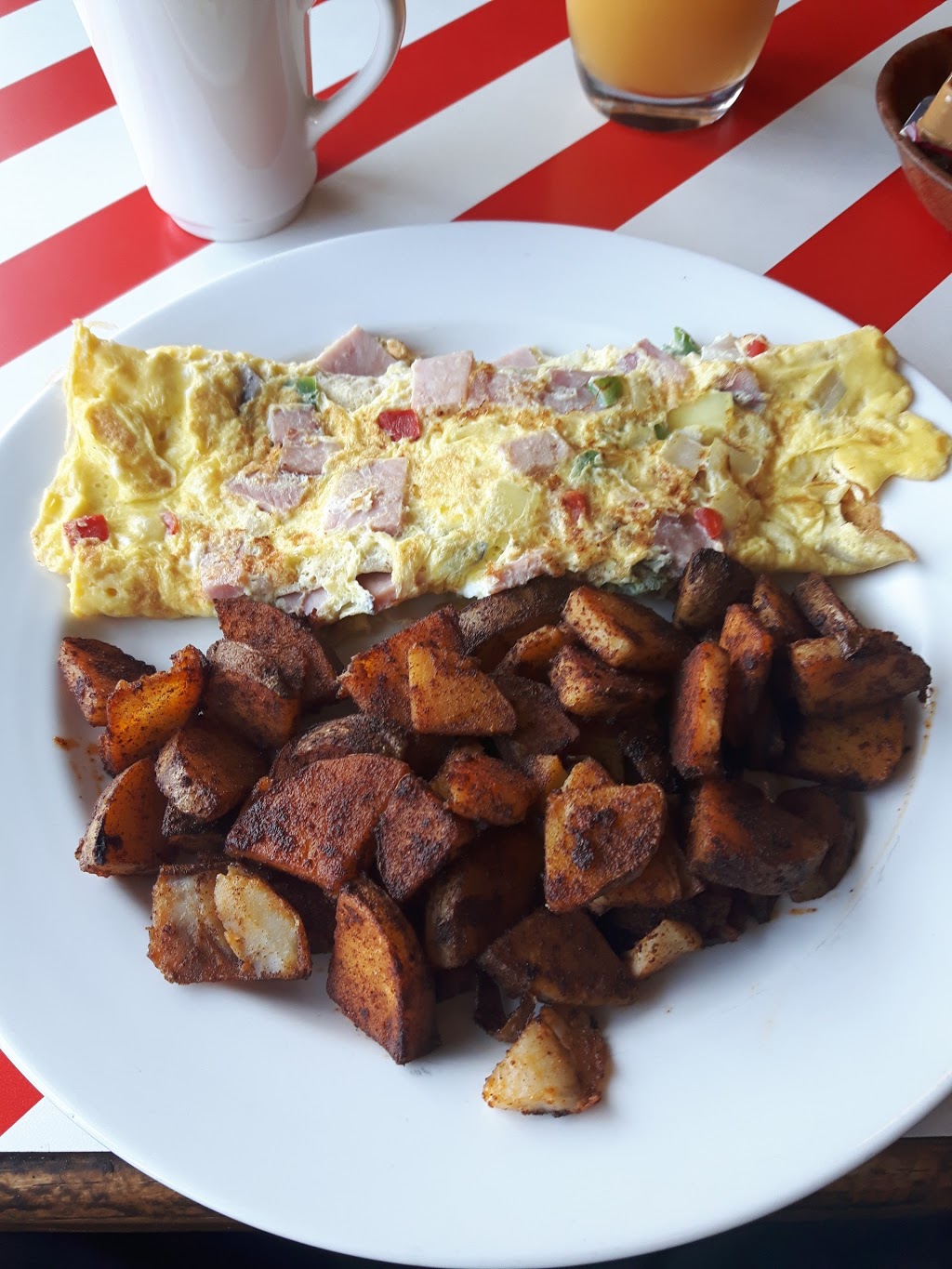 S-Bend Restaurant & Motel | 5801 ON-3, Sherkston, ON L0S 1R0, Canada | Phone: (905) 894-4072