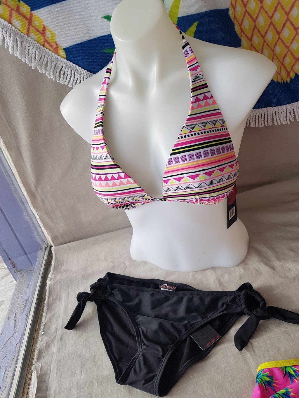 Maxines Fashions | 360 Simcoe St, Beaverton, ON L0K 1A0, Canada | Phone: (705) 426-7734