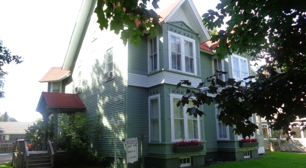 Maple Shade Vacation Suites | 43 Church Ave, Sussex, NB E4E 1A1, Canada | Phone: (506) 433-8300