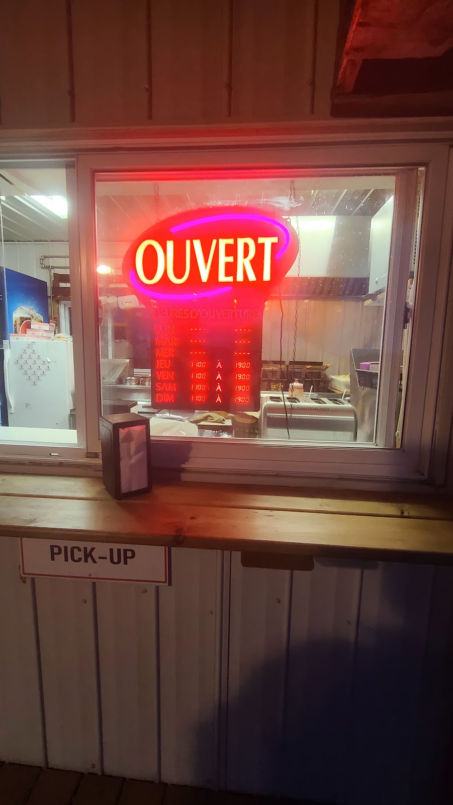 Cassecroute Berts | 906 QC-323, Namur, QC J0V 1N0, Canada | Phone: (819) 426-4242