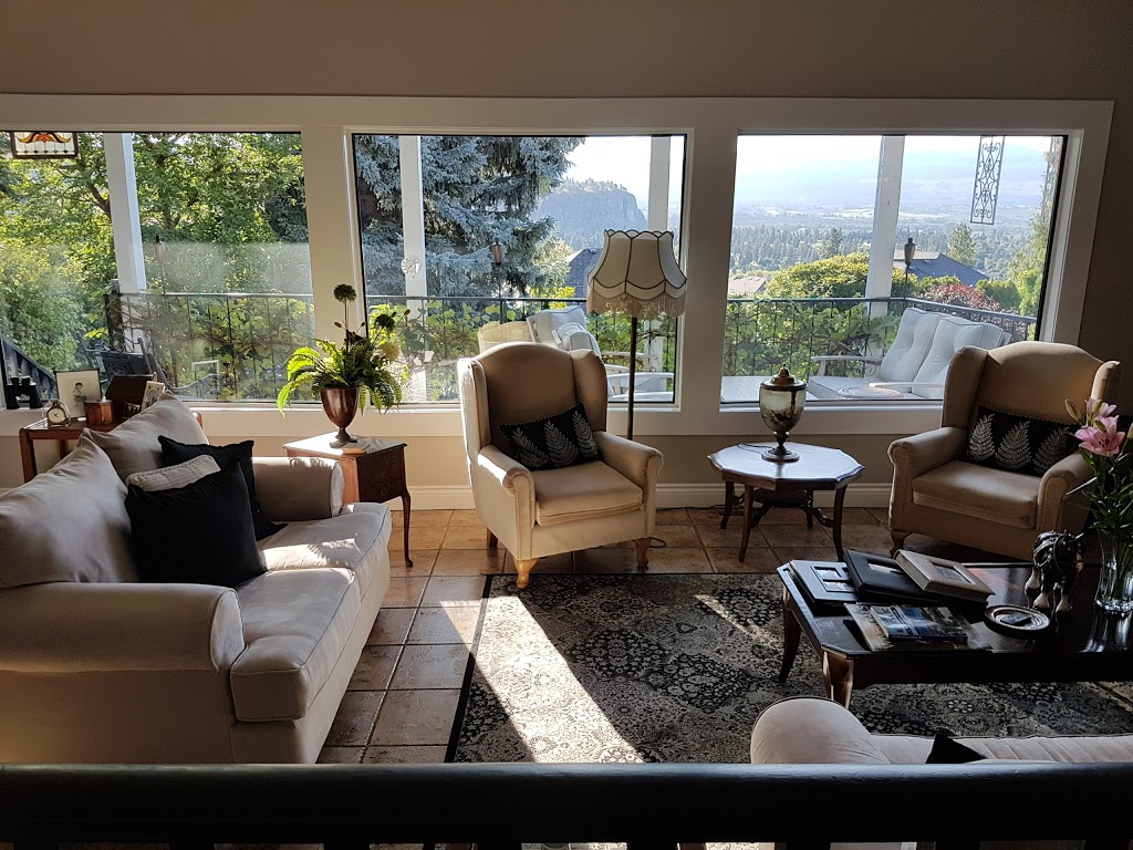 Touch of English Bed & Breakfast | 5 Alameda Ct, Kelowna, BC V1V 1C6, Canada | Phone: (250) 448-6250