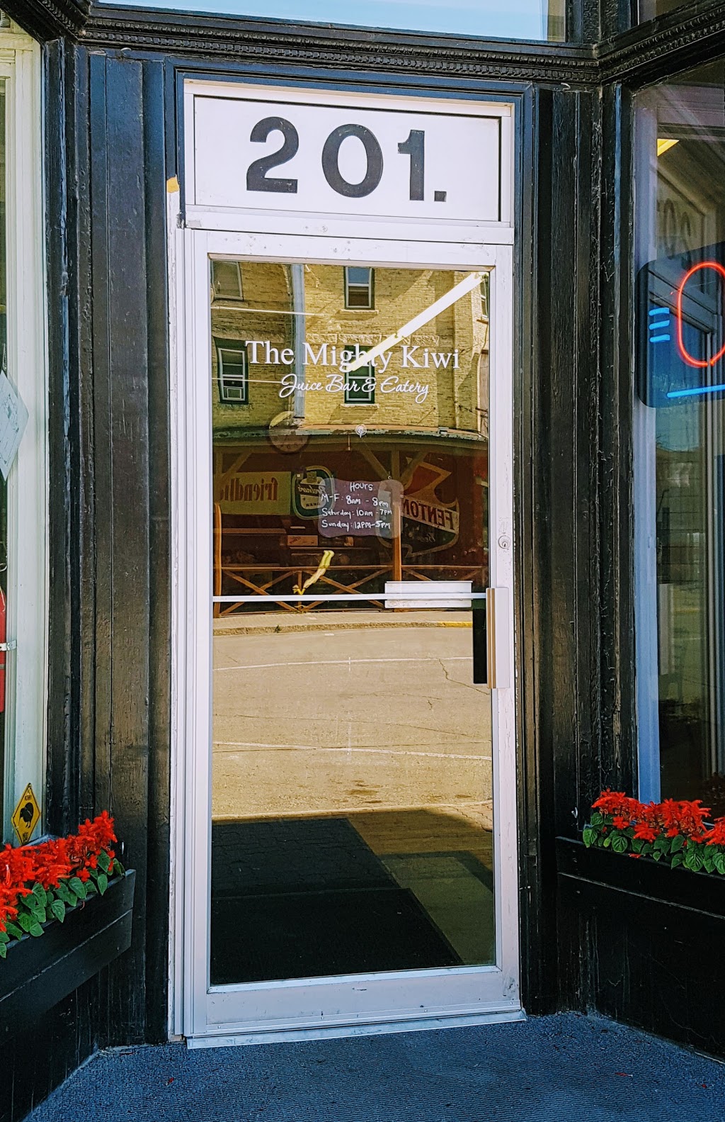 The Mighty Kiwi Juice Bar & Eatery | 201 Manitoba Ave, Selkirk, MB R1A 0Y4, Canada | Phone: (204) 481-4594