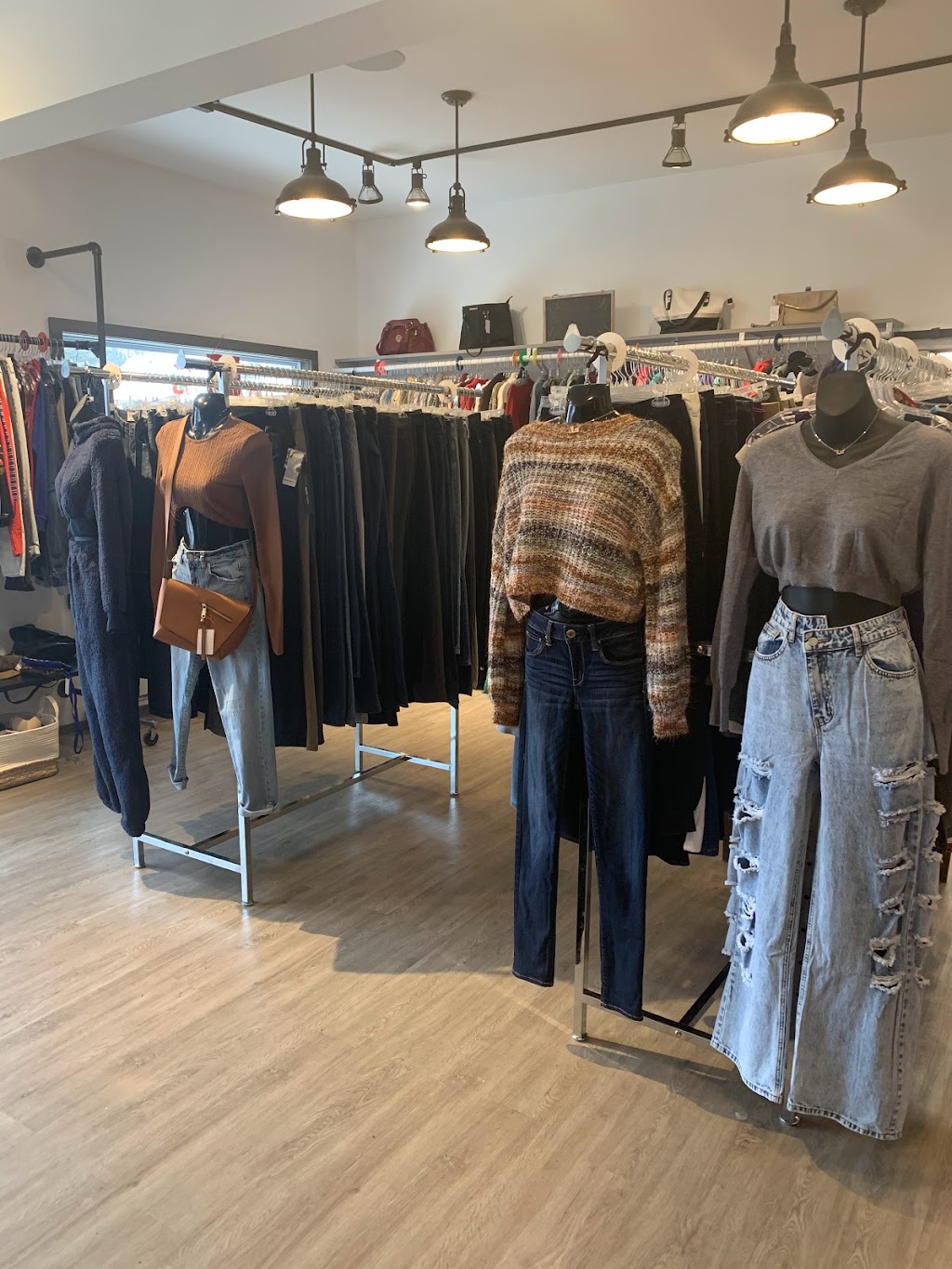 Leo’s Closet | 67 Main St, Lions Head, ON N0H 1W0, Canada | Phone: (519) 377-7244