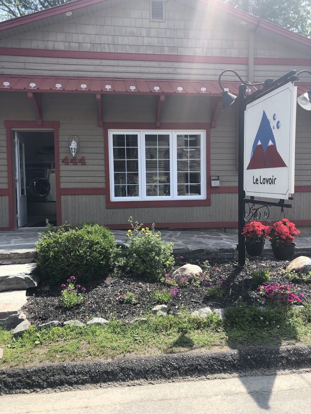Patte Mouille (La) | 475 Rue Léonard, Mont-Tremblant, QC J8E 3J4, Canada | Phone: (819) 429-6262