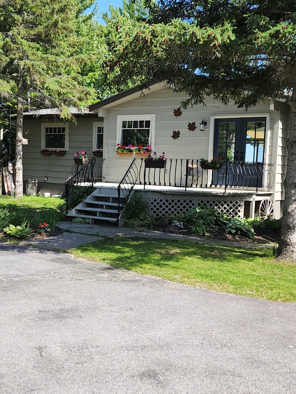 Moonglade Inn | 10922 Loyalist Pkwy, Deseronto, ON K0K 1X0, Canada | Phone: (613) 885-3150