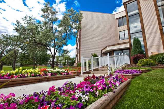 Callingwood on 170th Apartments | 17116 64 Ave NW, Edmonton, AB T5T 2C9, Canada | Phone: (780) 444-0795