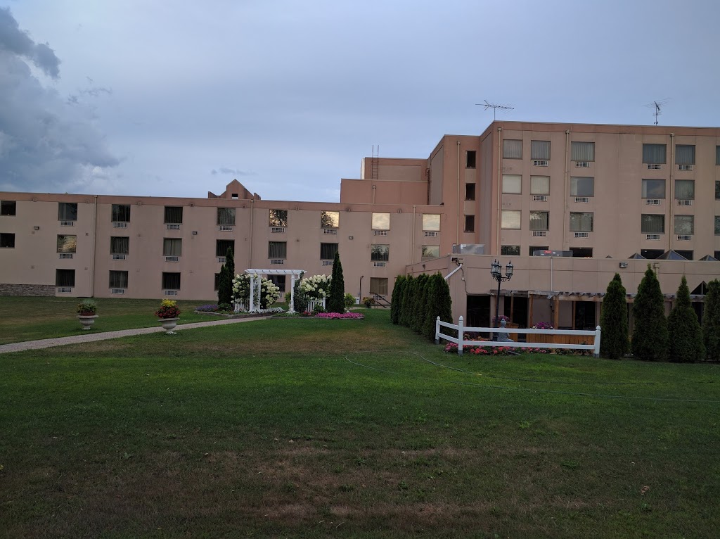 The Peninsula Inn | 7373 Niagara Square Dr, Niagara Falls, ON L2H 1J2, Canada | Phone: (905) 354-8812
