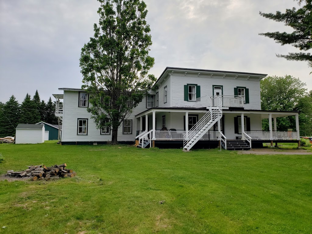 Auberge Laurentienne Laurentian lodge | 1162 Rue Principale, Prévost, QC J0R 1T0, Canada | Phone: (450) 327-5201