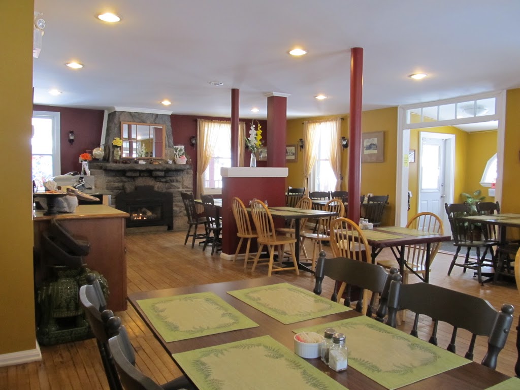 Marys Lakeside Grill | 656 Muskoka District Road 10, Port Sydney, ON P0B 1L0, Canada | Phone: (705) 385-8800