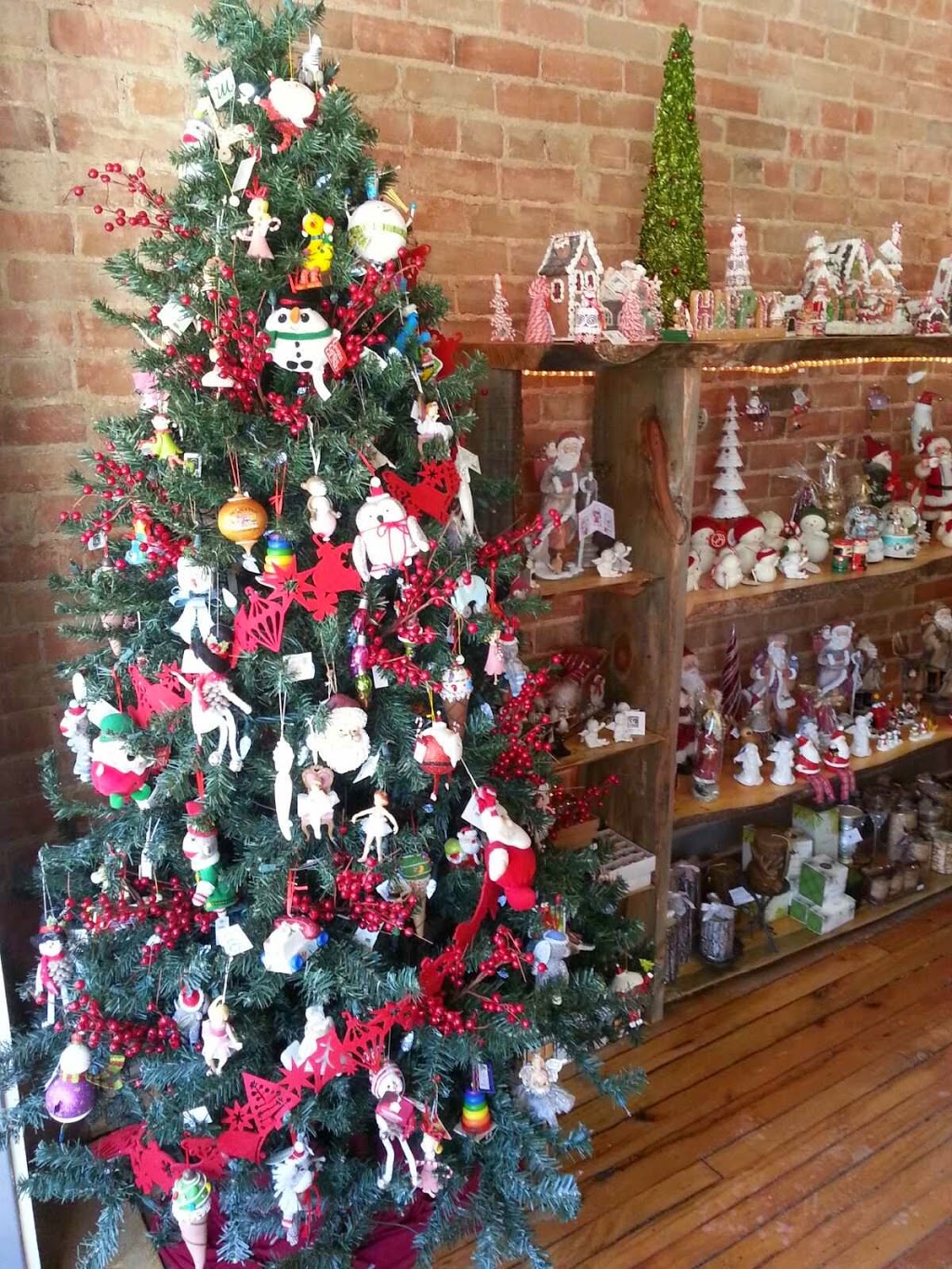 The Christmas Villager | 10 Coldwater Rd, Coldwater, ON L0K 1E0, Canada | Phone: (705) 686-3883