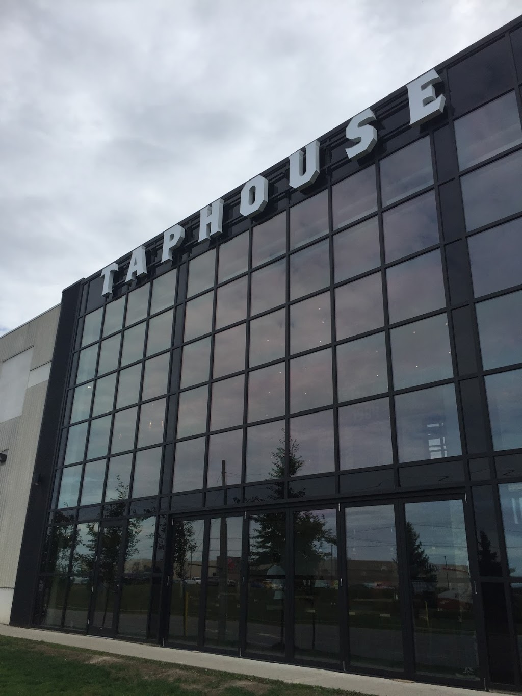 Waterloo Brewing Taphouse | 400 Bingemans Centre Dr, Kitchener, ON N2B 3X9, Canada | Phone: (519) 707-0660