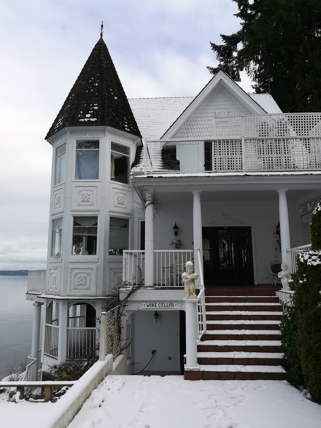 Castle Cove Inn | 10121 Chemainus Rd, Chemainus, BC V0R 1K0, Canada | Phone: (250) 246-2052
