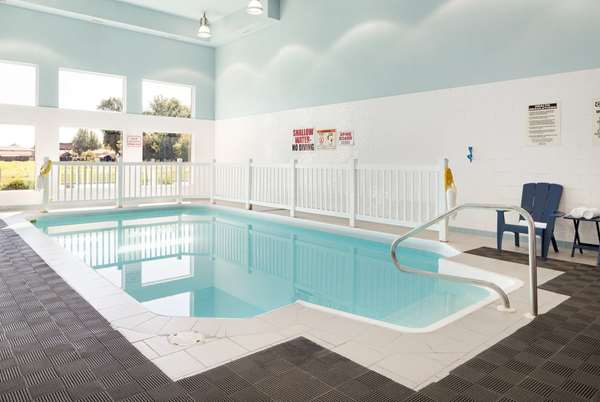 Days Inn by Wyndham Leamington | 201 Erie St N, Leamington, ON N8H 3A5, Canada | Phone: (519) 325-0260