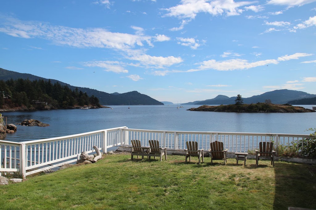 Outlook Inn and New Leaf Cafe on Orcas Island | 171 Main St, Eastsound, WA 98245, USA | Phone: (360) 376-2200
