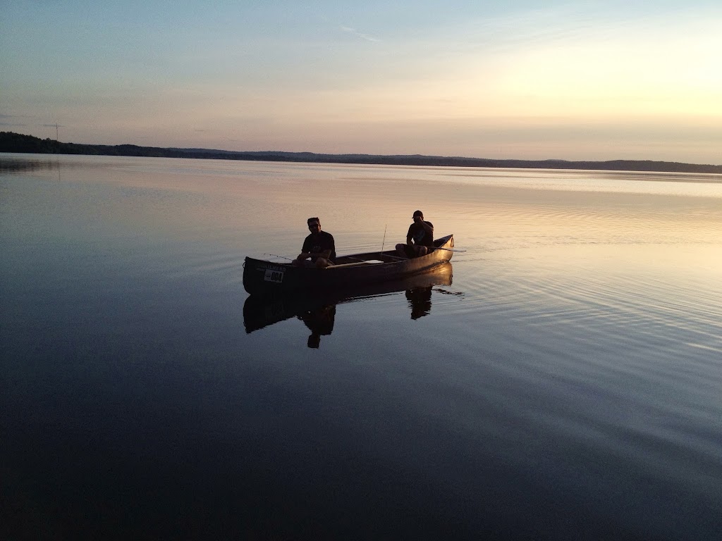 Holden Lake Lodge | 121 Chem. du Soleil, Rapides-des-Joachims, QC J0X 3M0, Canada | Phone: (613) 602-2297