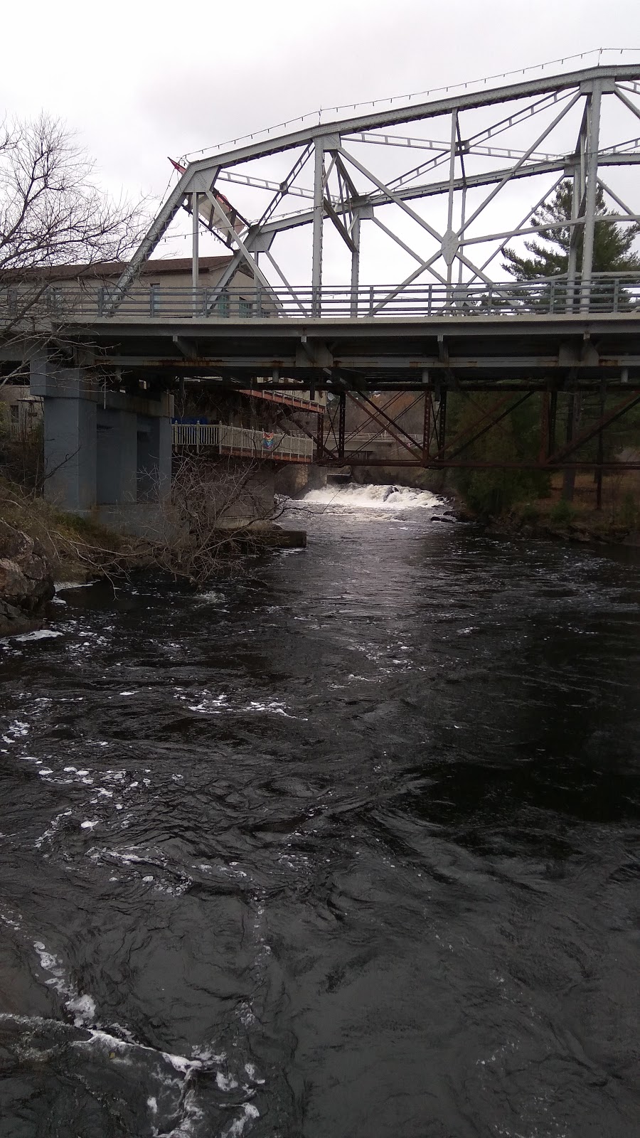 Bracebridge Visitor Info Ctr | 1 Manitoba St, Bracebridge, ON P1L 1S4, Canada | Phone: (705) 645-8121