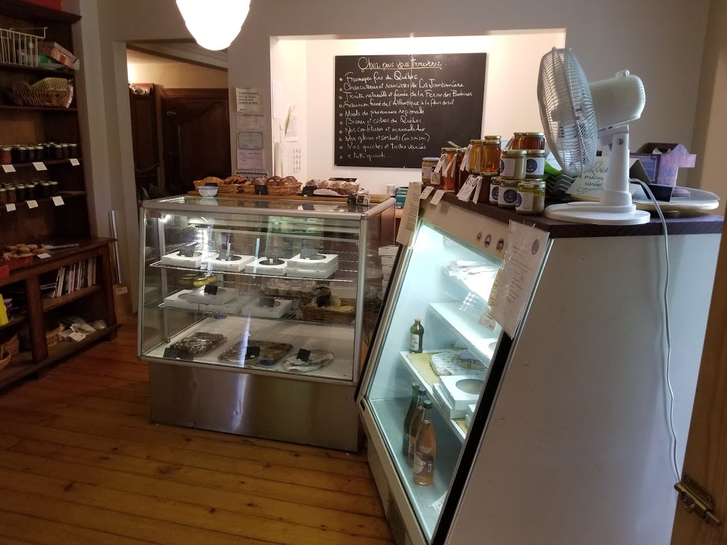 Restaurant La Desserte | 224 Rue du Collège S, Richmond, QC J0B, Canada | Phone: (819) 826-1862