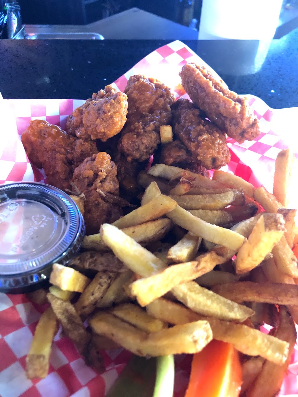 Hoops Sports Bar & Grill | 3560 Major MacKenzie Dr W, Woodbridge, ON L4L 1A6, Canada | Phone: (905) 651-2222