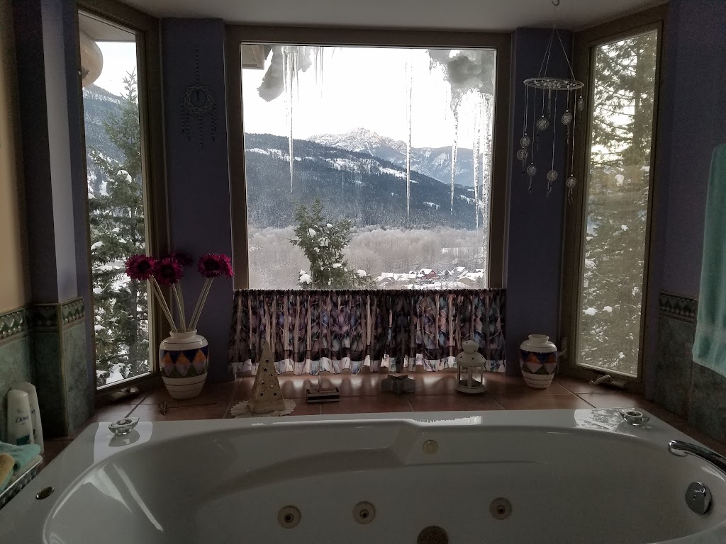Greenwood Country Inn | 1371 Greenwood St, Pemberton, BC V0N 2L0, Canada | Phone: (604) 894-5607