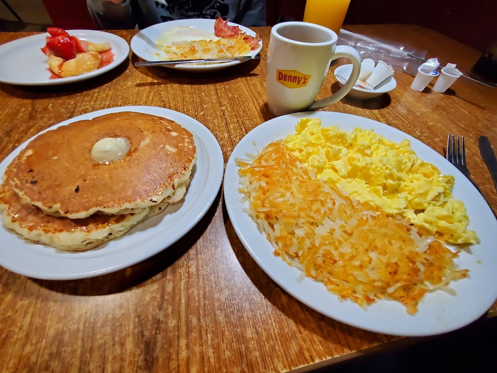 Dennys | 40 Courtneypark Dr E, Mississauga, ON L5T 2Y3, Canada | Phone: (905) 565-6161