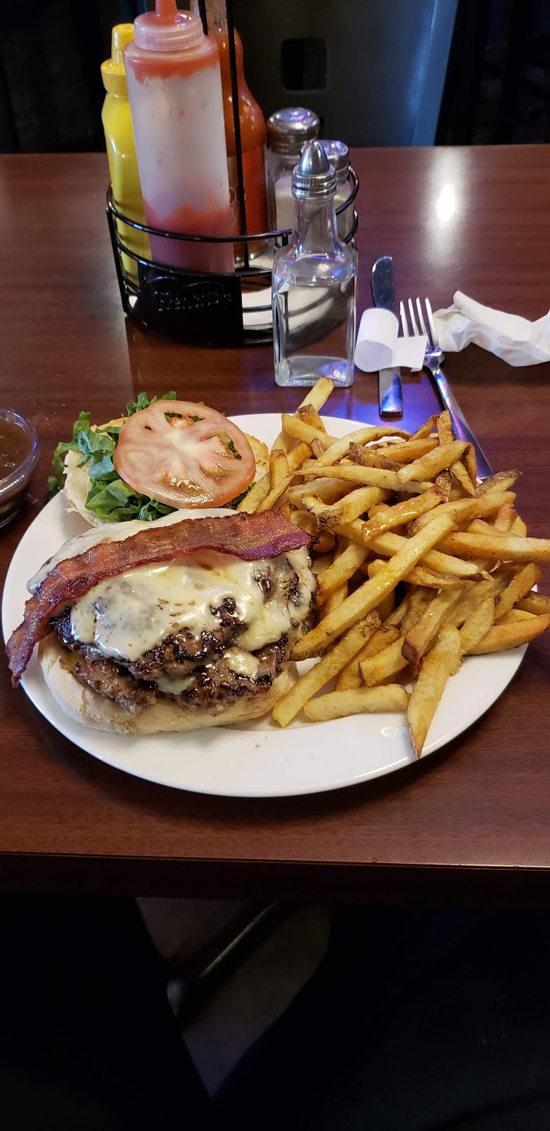 ROXYS DINER & LOUNGE | 40 Hwy 3, Oak Bluff, MB R0G 1N0, Canada | Phone: (204) 897-7850