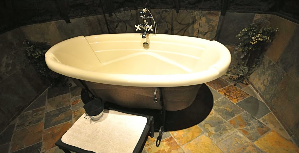 Creighton Manor Inn Bed&Breakfast | 74 Creighton St S, Orillia, ON L3V 1B2, Canada | Phone: (705) 326-3326