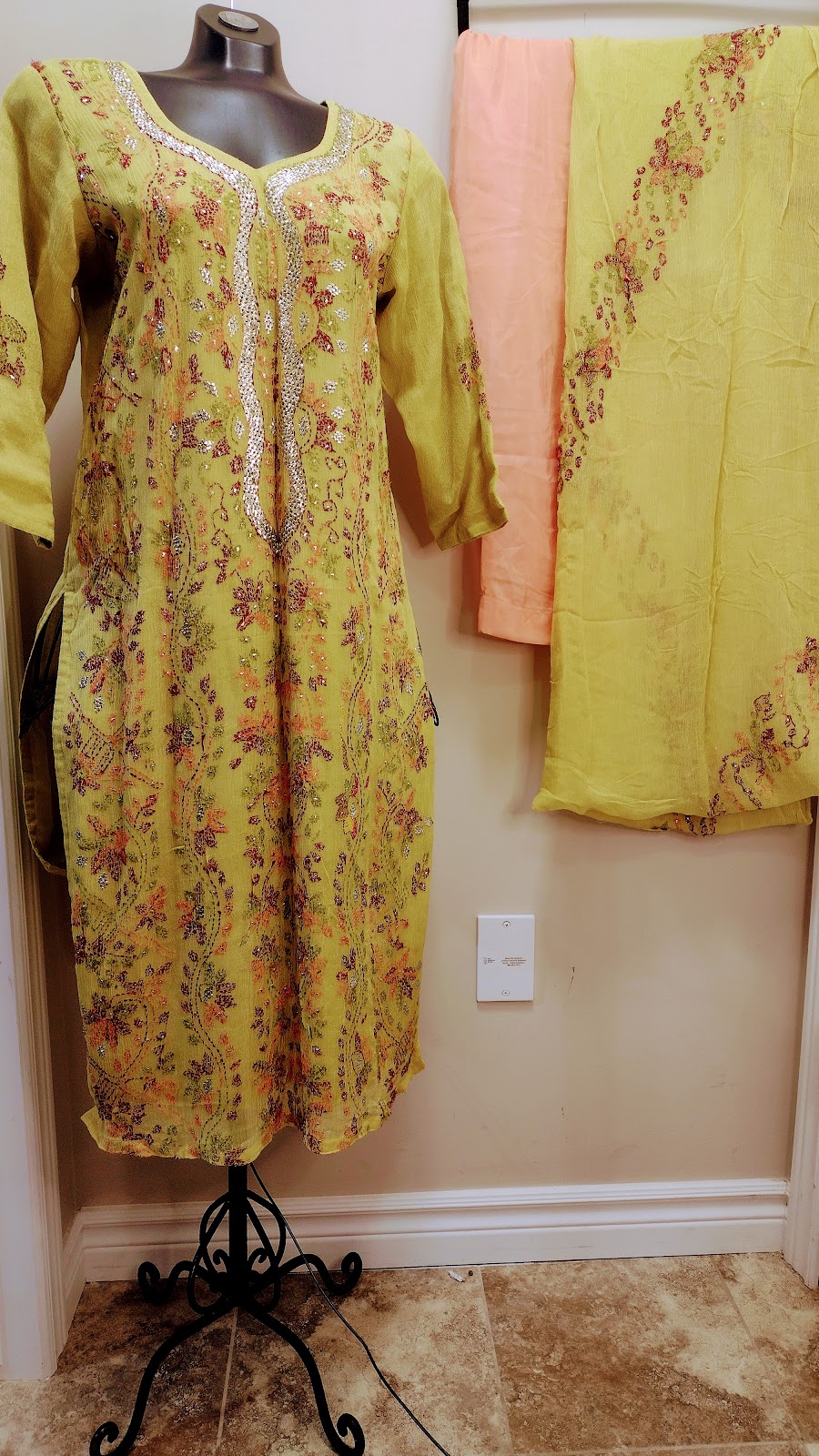 Liyanas Fashion Collection | 445 Ontario St S Unit 67, Milton, ON L9T 9K4, Canada | Phone: (416) 907-9934