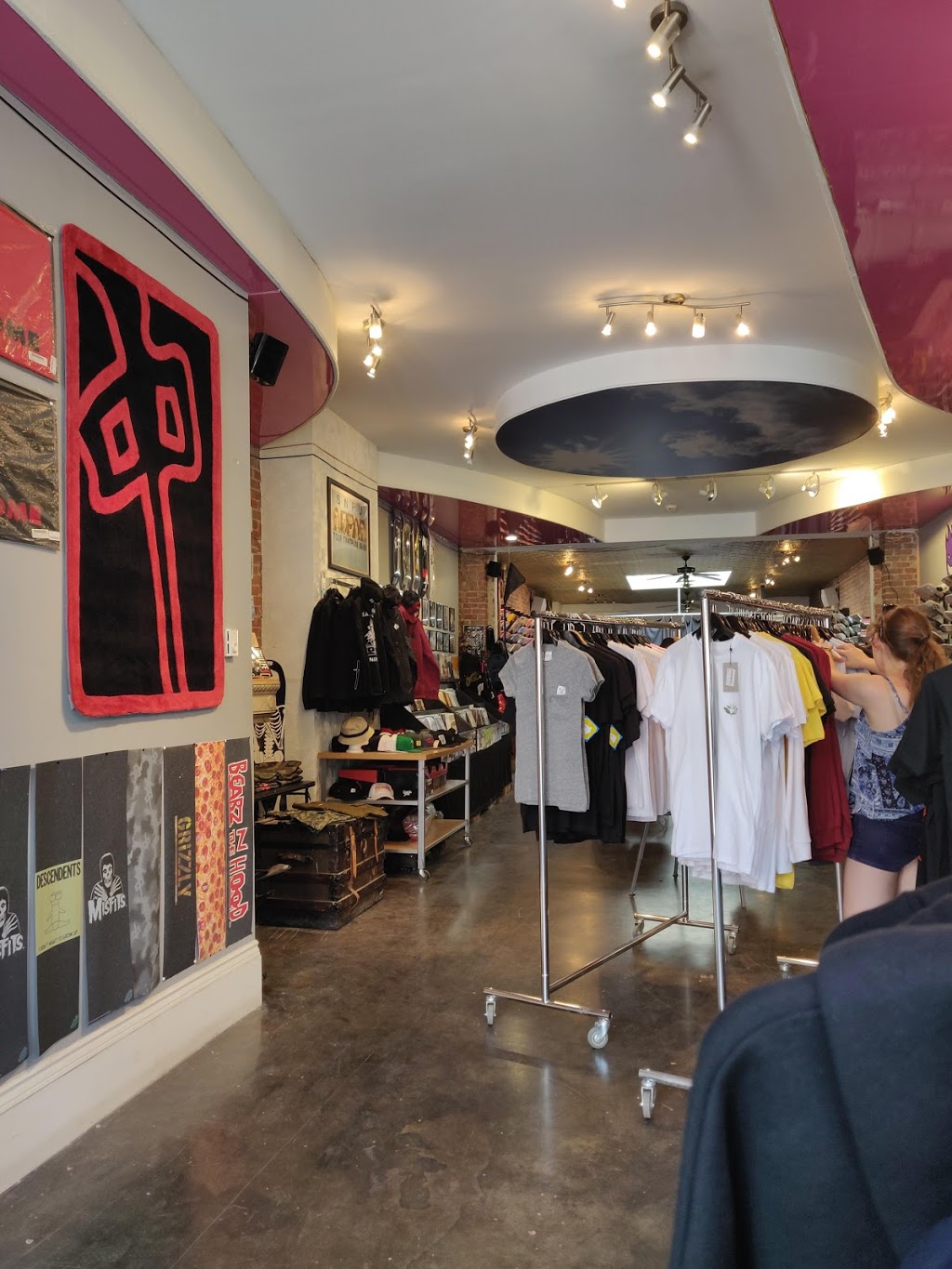 Skull Central | 4302 Boul St-Laurent, Montréal, QC H2W 1Z3, Canada | Phone: (514) 543-6969