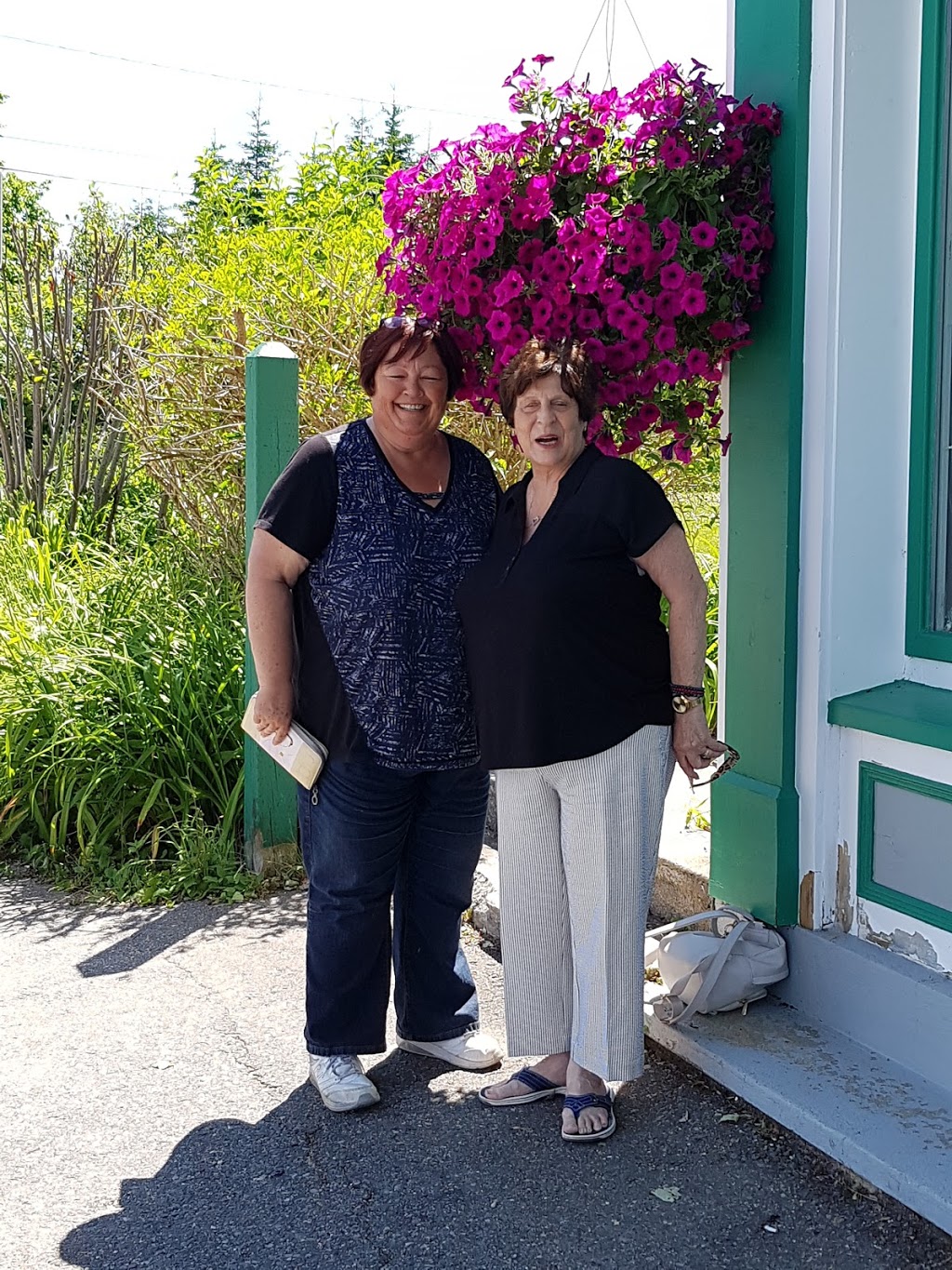 Chez Glass Lass | 63 Duke St, Chester, NS B0J 1J0, Canada | Phone: (902) 275-5545