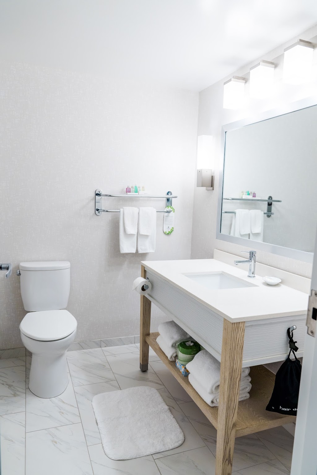 Coast Langley City Hotel & Convention Centre | 20393 Fraser Hwy, Langley, BC V3A 7N2, Canada | Phone: (604) 530-1500
