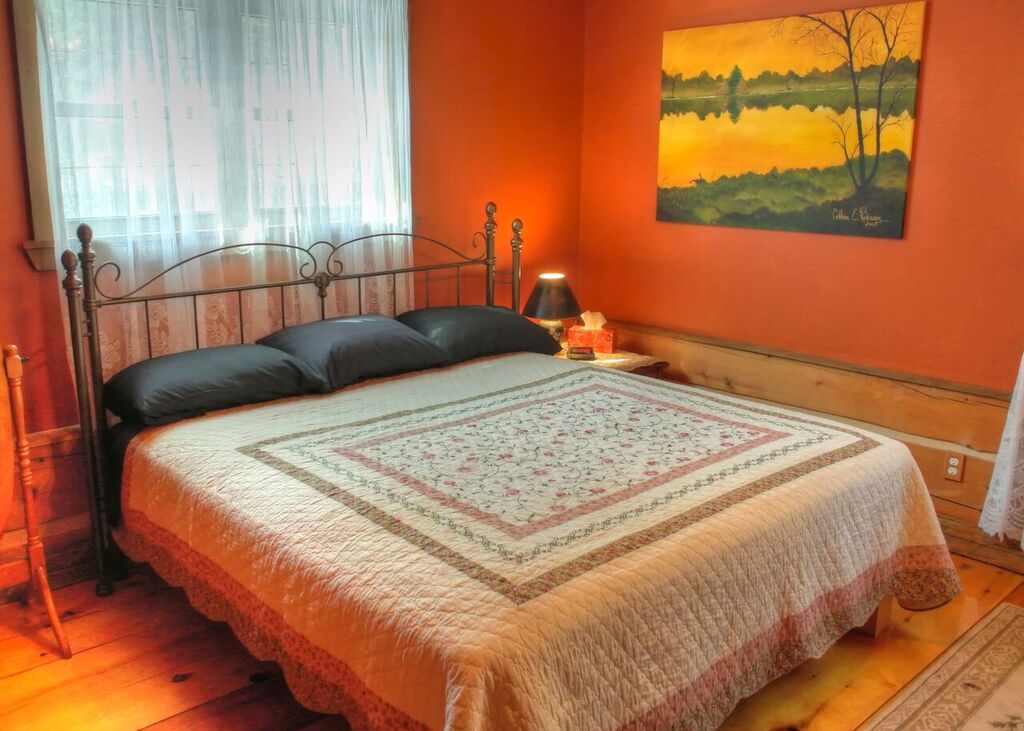 MoonStone Bed and Breakfast | 980 Ingram Rd, Coldwater, ON L0K 1E0, Canada | Phone: (705) 835-2163
