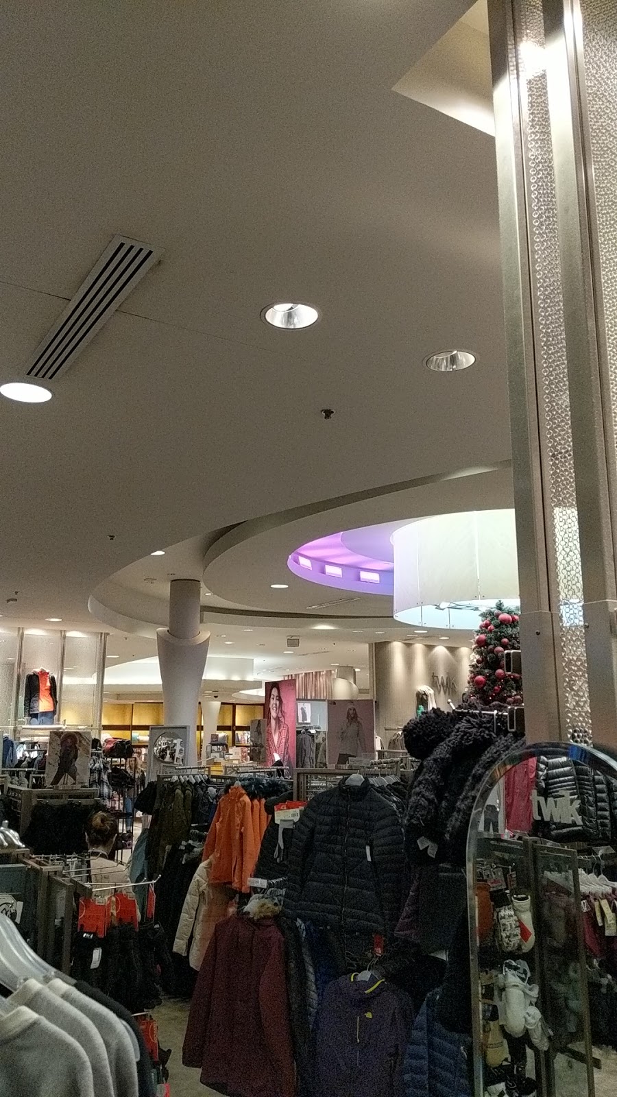 La Maison Simons | 600 Boulevard des Promenades, Saint-Bruno-de-Montarville, QC J3V 6L9, Canada | Phone: (514) 483-1840