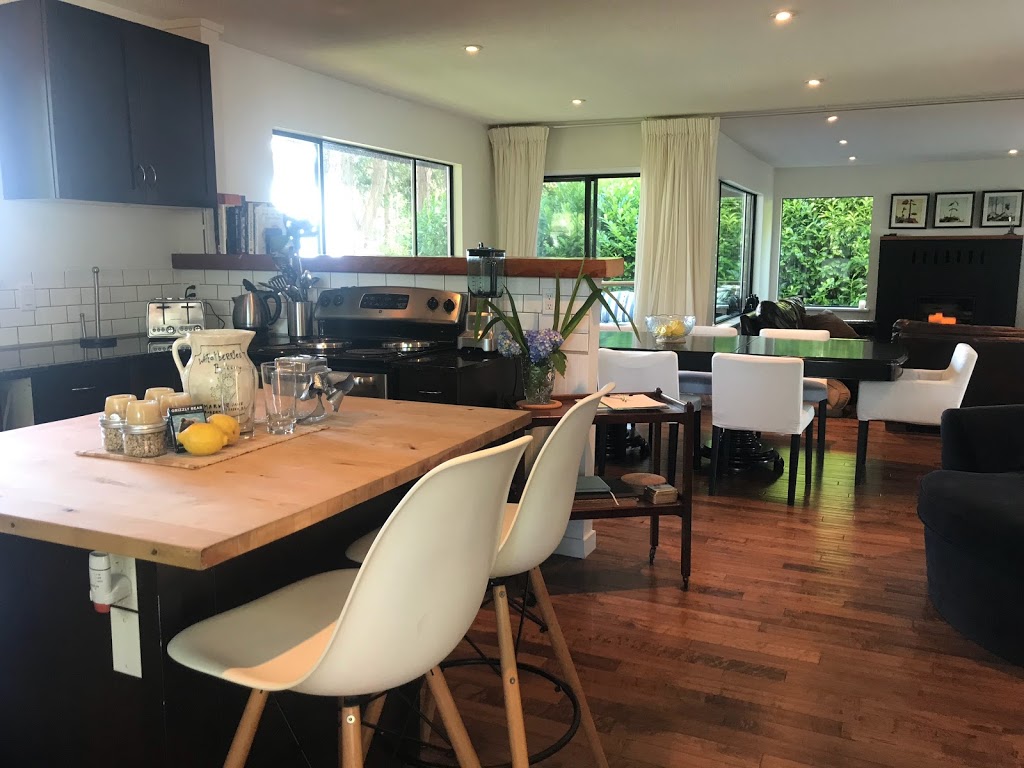 The Beach Avenue Guest House | 3261 Beach Ave, Roberts Creek, BC V0N 2W2, Canada | Phone: (604) 865-0588