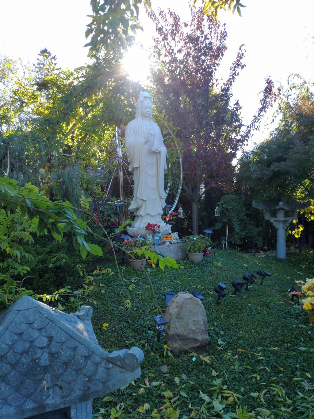 Chùa Huong Dam Temple | 208 Brucedale Ave E, Hamilton, ON L9A 3M8, Canada | Phone: (905) 387-5905