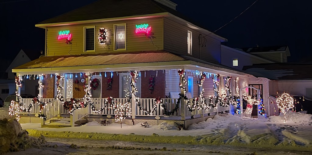 Au Chateau | 100 Michaud St, Sturgeon Falls, ON P2B 2Z4, Canada | Phone: (705) 753-1550