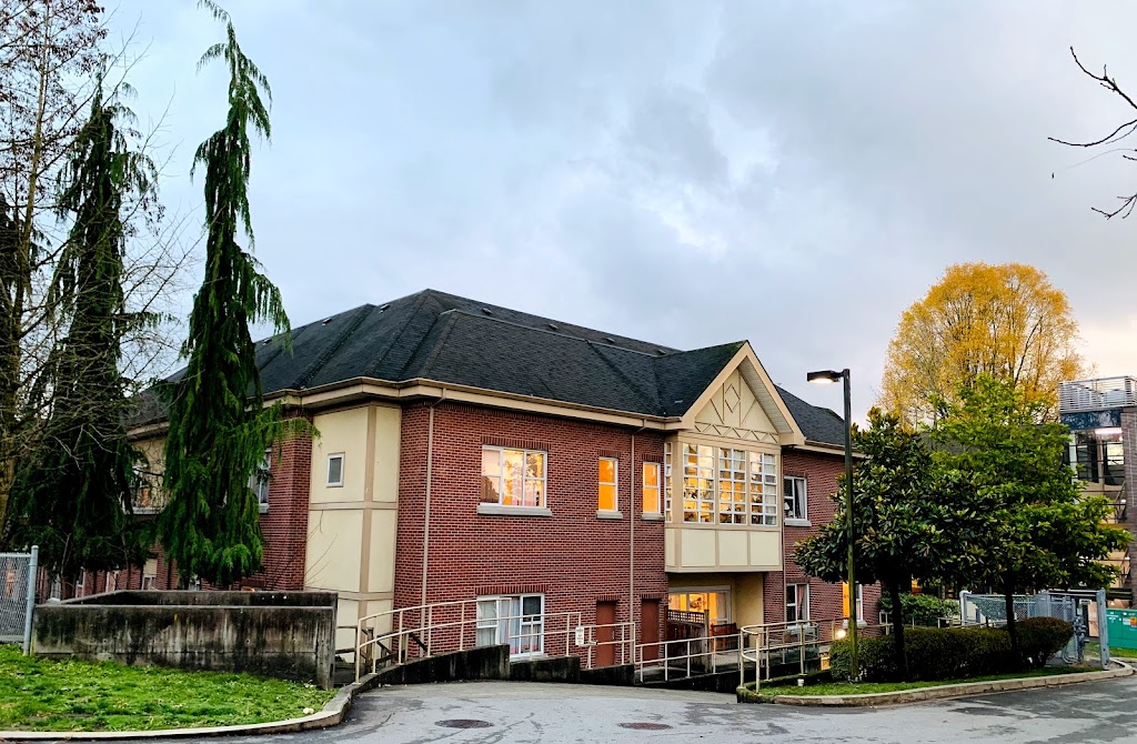 Adanac Park Lodge | 851 Boundary Rd, Vancouver, BC V5K 4T2, Canada | Phone: (604) 299-7567
