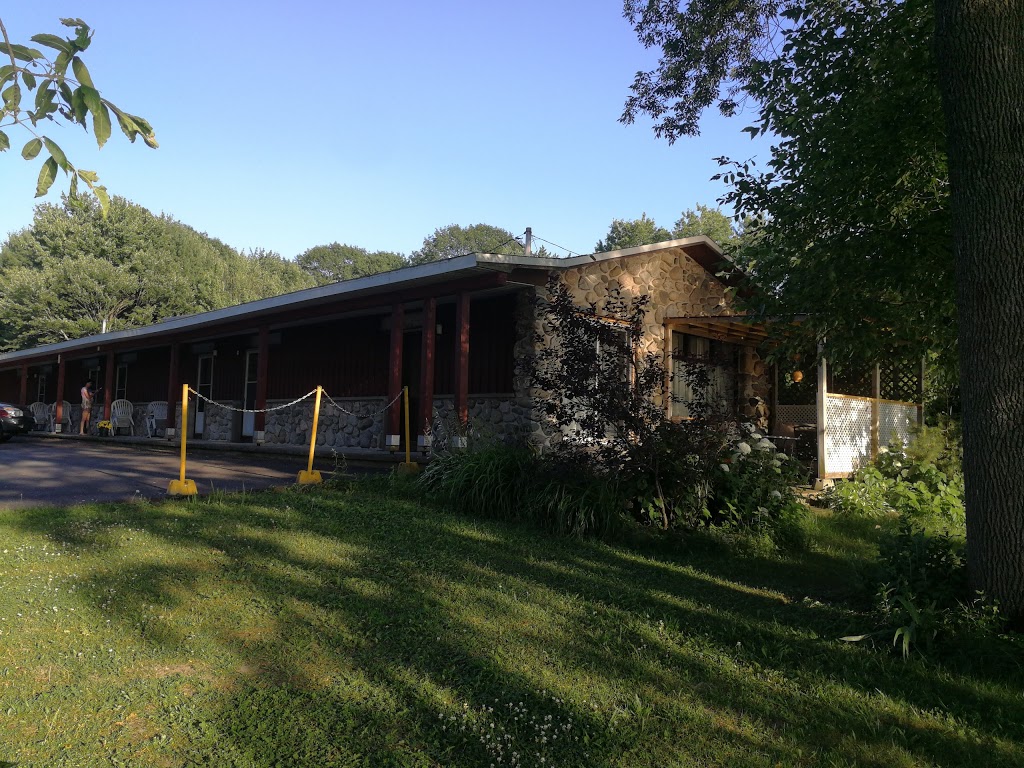 Motel Le Charentais | 13325 QC-132, Sorel-Tracy (Québec), QC J3R 0K6, Canada | Phone: (450) 746-5650