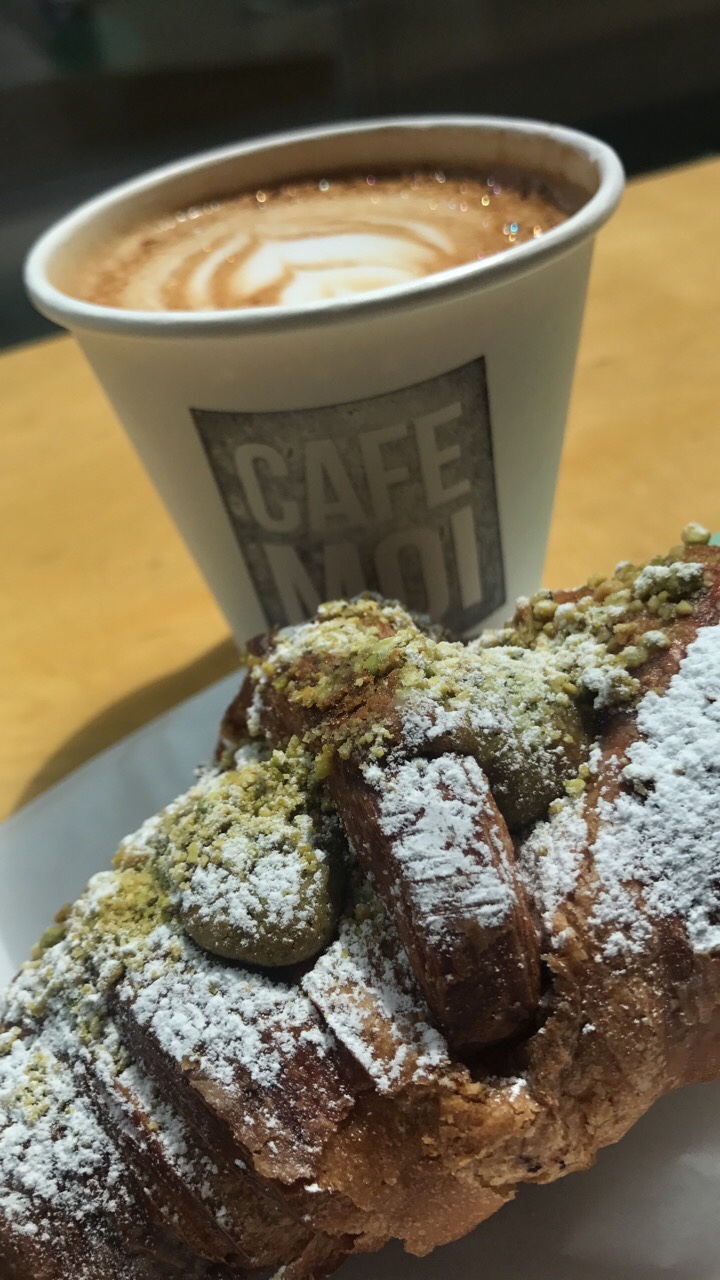 Cafe Moi | 1200 Bay St, Toronto, ON M5R 2A5, Canada | Phone: (416) 929-6666